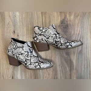 a.n.a Snakeskin Block Heel Ankle Booties – Size 7.5 – LNC